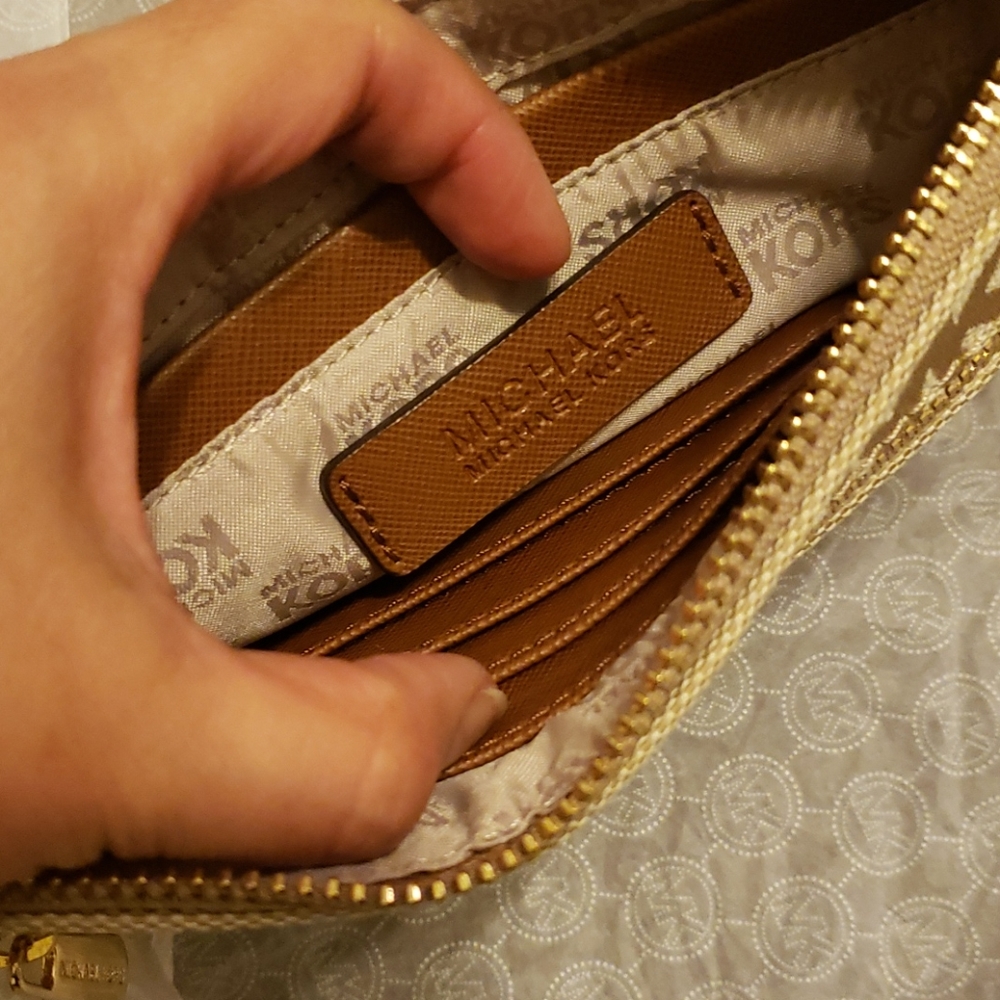 Authentic Michael Kors wrist bag - Picture 3 of 5